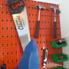 Hajen tittar på verktyg som hänger på en vägg.