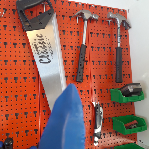 Hajen tittar på verktyg som hänger på en vägg.