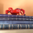 Spindeln på en hög böcker.