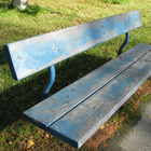En blå parkbänk.