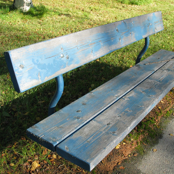 En blå parkbänk.