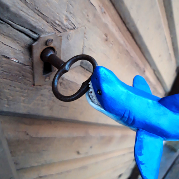 Hajen biter på en nyckel.