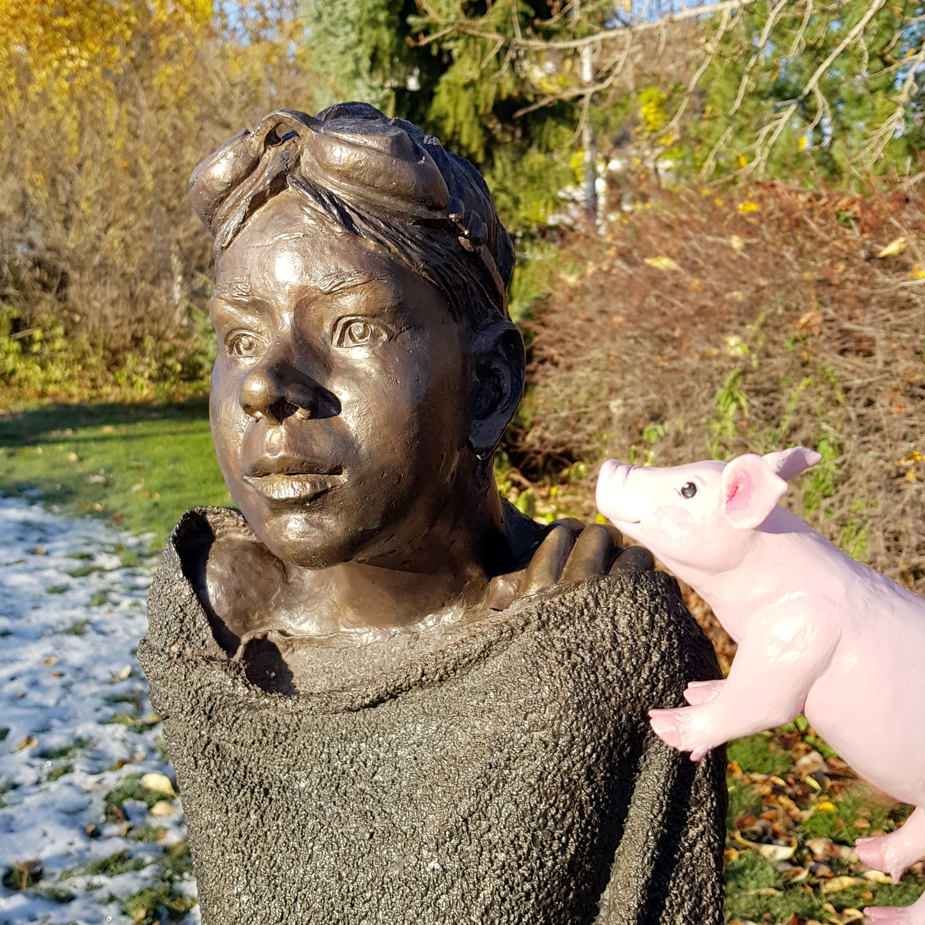 Grisen tittar på en skulptur.