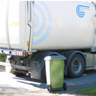 En sopbil och en soptunna.