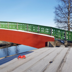 Spindeln går mot en bro.