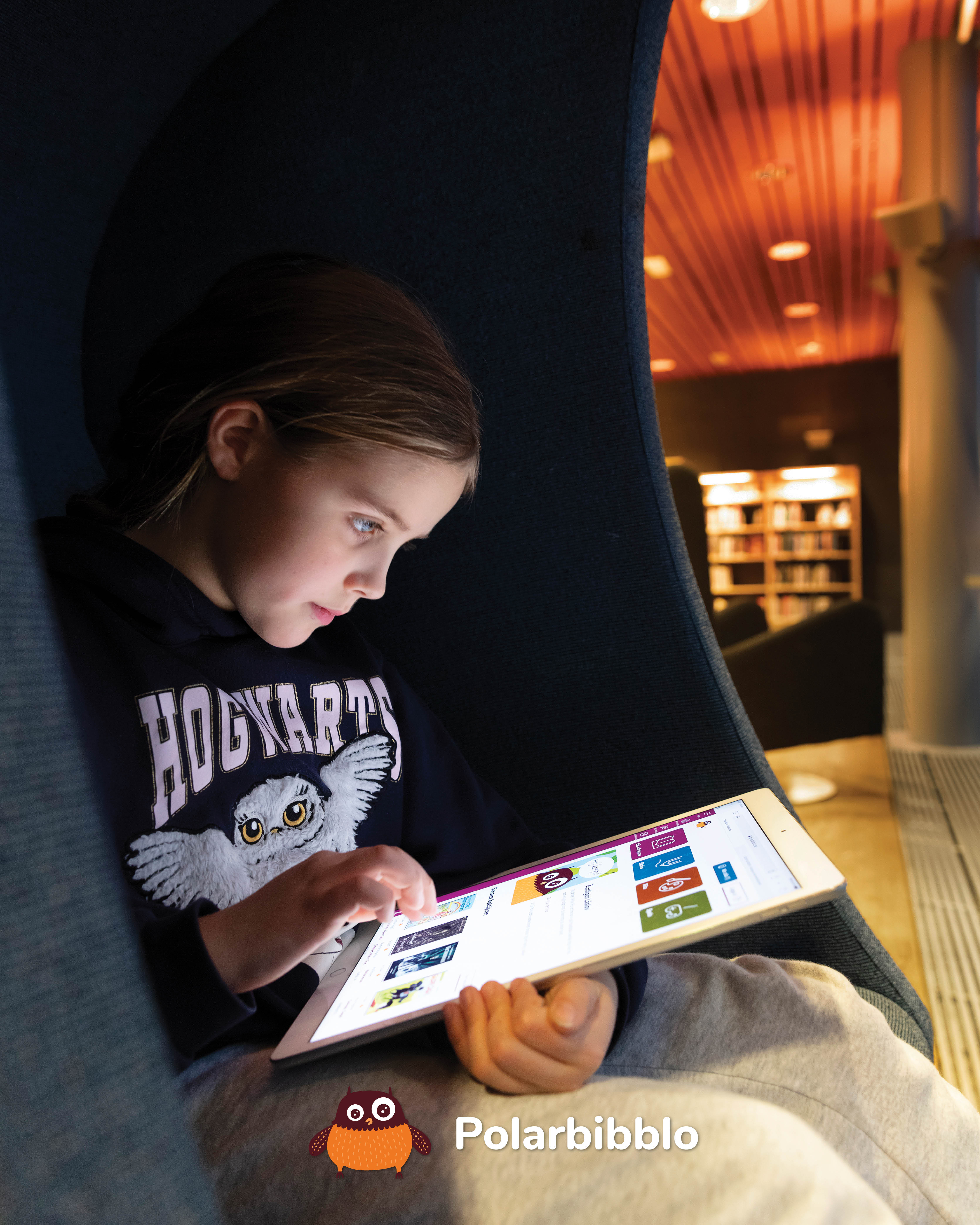 Barn använder Polarbibblo på Ipad