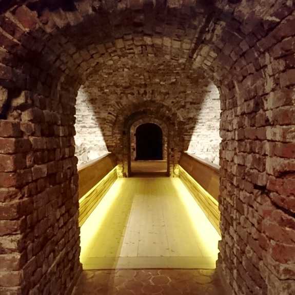 En upplyst slottsgång.