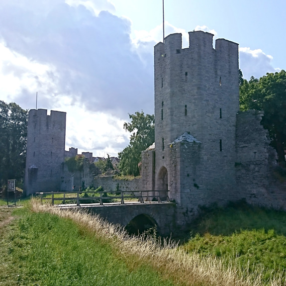 En bro som leder in genom en slottsmur.