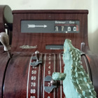 Krokodilen använder en kassaapparat.