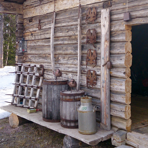 Ett brunt skjul med gamla tunnor.