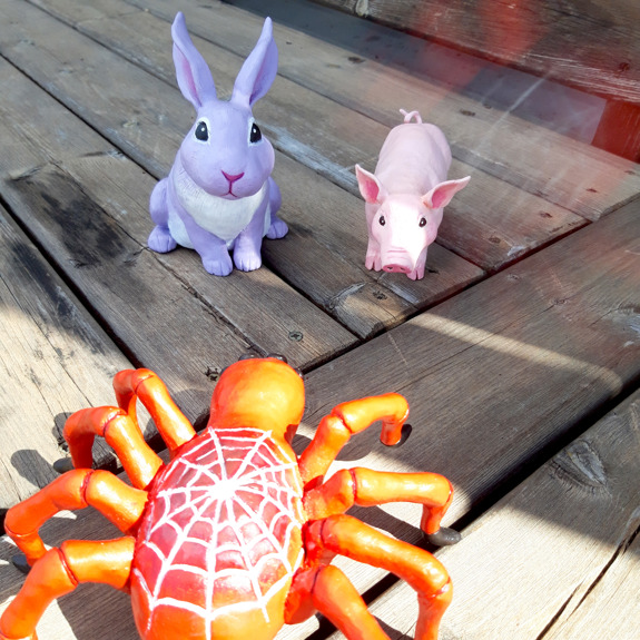 Kaninen, grisen och spindeln träffas.