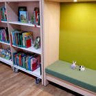 Katten och Kaninen sitter på biblioteket.