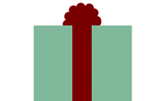 En grön julklapp med rött snöre.