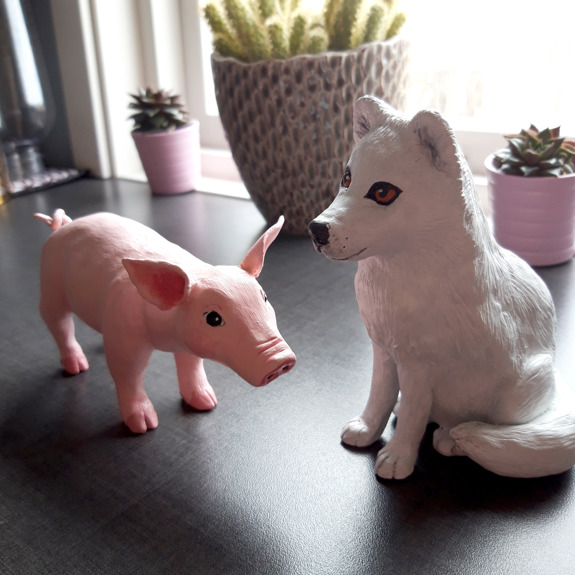 Grisen och fjällräven tillsammans.