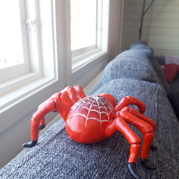 Spindeln går på en soffrygg.